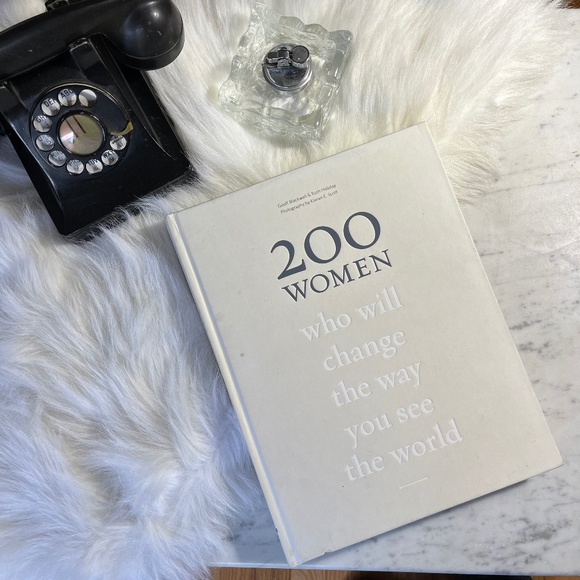 2017 200 Women Who Will Change the Way You See The World Hardcover Book - Picture 1 of 7